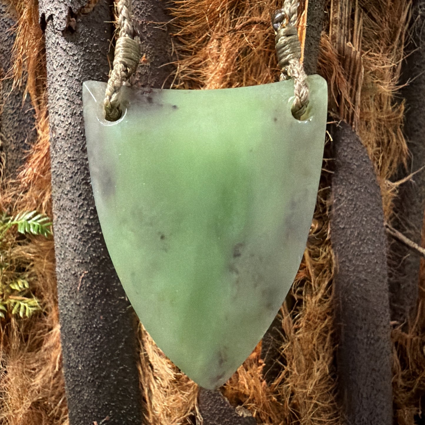 Niho / Tooth Pounamu Pendant - NZ Greenstone | Hapopo Īnanga Totoweka